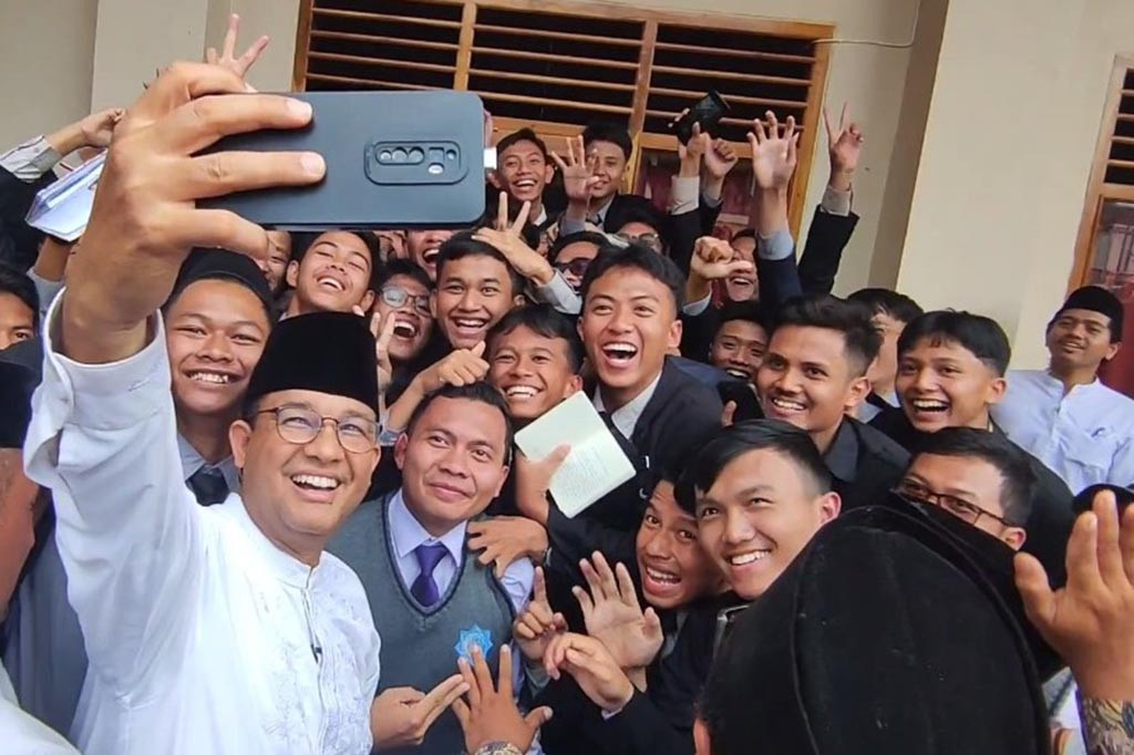 Dalam safari kunjungannya ke Banyumas sejak kemarin, Anies juga sangat mengenang saat masa mahasiswa yang ditempatkan di Desa Kracak, Ajibarang. Dirinya juga sangat senang dan bahagia bisa kembali lagi ke Banyumas dan kembali menyambut masyarakatnya yang dikenal egaliter.