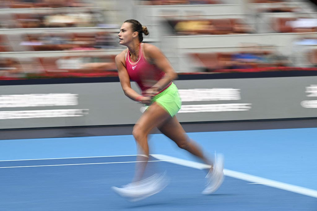 Sabalenka menyelamatkan tujuh break point pada kedudukan 5-5 dan kemudian memaksa petenis Inggris yang keras kepala, peringkat 56 dunia, melakukan kesalahan backhand yang jarang terjadi untuk merebut set pembuka.