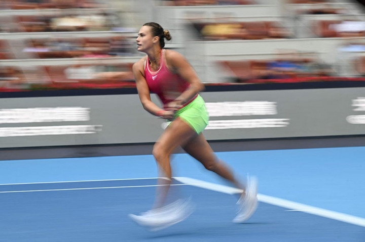 Sabalenka menyelamatkan tujuh break point pada kedudukan 5-5 dan kemudian memaksa petenis Inggris yang keras kepala, peringkat 56 dunia, melakukan kesalahan backhand yang jarang terjadi untuk merebut set pembuka.