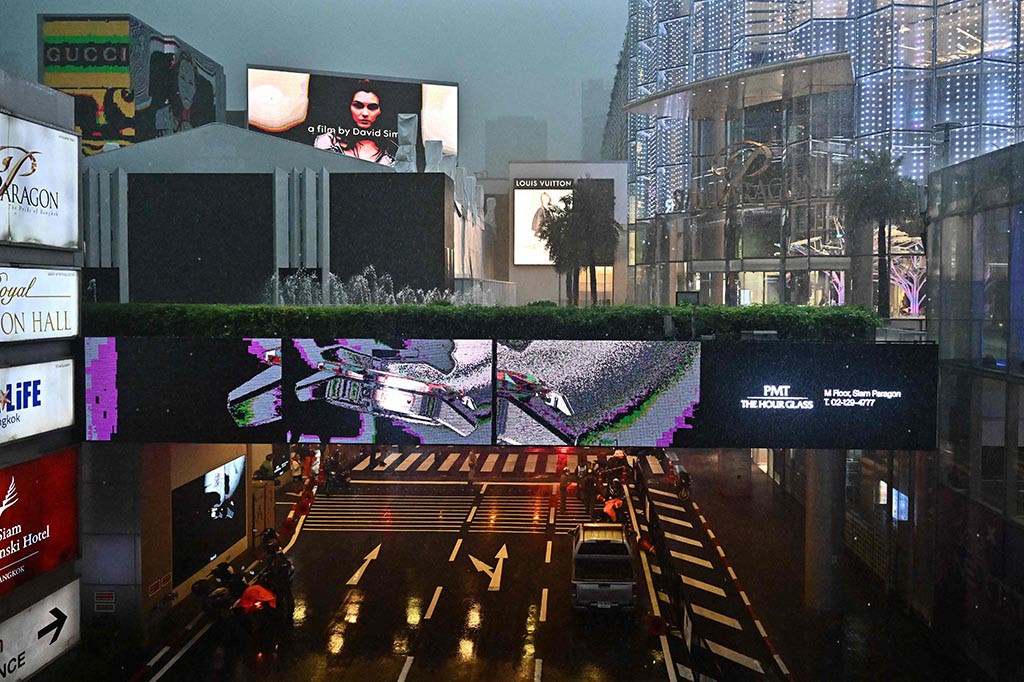 Perdana Menteri Thailand Srettha Thavisin mengatakan telah terjadi penembakan pada hari Selasa, 3 Oktober 2023 di sebuah pusat perbelanjaan besar di pusat kota Bangkok, dan ratusan orang terlihat melarikan diri dari tempat kejadian.