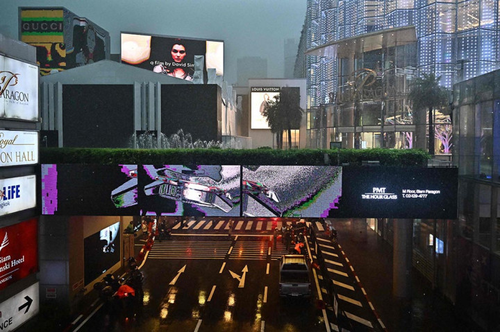 Perdana Menteri Thailand Srettha Thavisin mengatakan telah terjadi penembakan pada hari Selasa, 3 Oktober 2023 di sebuah pusat perbelanjaan besar di pusat kota Bangkok, dan ratusan orang terlihat melarikan diri dari tempat kejadian.