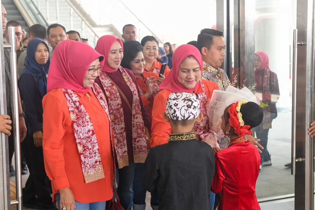 Kedatangan Ibu Iriana dan para anggota OASE KIM di Stasiun Padalarang tampak disambut alunan musik tradisional angklung dari Saung Mang Udjo. Kemudian Ibu Iriana dan rombongan melanjutkan perjalanan menuju Stasiun Bandung, Kota Bandung, Provinsi Jawa Barat, dengan menggunakan kereta api pengumpan atau feeder.