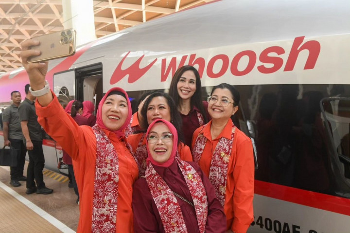 Ibu Iriana Joko Widodo bersama sejumlah anggota Organisasi Aksi Solidaritas Era Kabinet Indonesia Maju (OASE KIM) bertolak menuju Provinsi Jawa Barat, pada Selasa, 3 Oktober 2023. Dalam kunjungan kerja kali ini, Ibu Iriana dan para anggota OASE KIM menuju Provinsi Jawa Barat dengan menggunakan Kereta Cepat Whoosh.