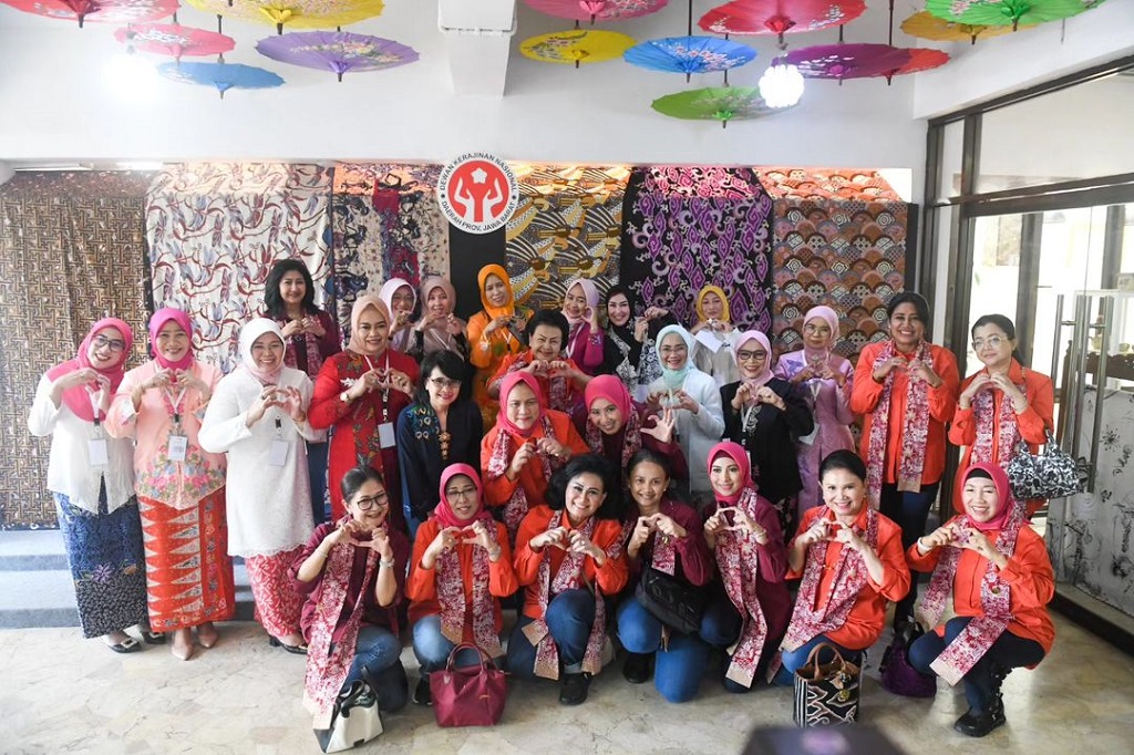 Setibanya di Stasiun Bandung, Ibu Iriana dan sejumlah anggota OASE KIM disambut Tari Merak yang dibawakan oleh para pelajar SD Yayasan Wanita Kereta Api. Ibu Iriana dan rombongan kemudian melanjutkan perjalanan menuju Kota Bandung dengan menggunakan kendaraan mobil, untuk melakukan kegiatan kunjungan kerja lainnya.