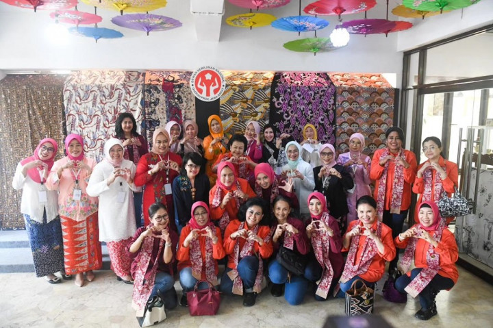 Setibanya di Stasiun Bandung, Ibu Iriana dan sejumlah anggota OASE KIM disambut Tari Merak yang dibawakan oleh para pelajar SD Yayasan Wanita Kereta Api. Ibu Iriana dan rombongan kemudian melanjutkan perjalanan menuju Kota Bandung dengan menggunakan kendaraan mobil, untuk melakukan kegiatan kunjungan kerja lainnya.