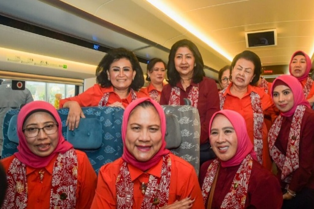 Kereta Cepat Whoosh yang ditumpangi Ibu Iriana dan rombongan pun berangkat pada pukul 09.00 WIB. Setelah menempuh perjalanan selama kurang lebih 30 menit, Ibu Iriana dan rombongan tiba di Stasiun Padalarang, Kabupaten Bandung Barat, Provinsi Jawa Barat, pukul 09.30 WIB.