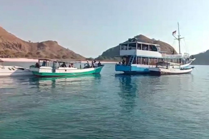 Ari mengatakan saat ini Tim SAR bersama Polairut Polres Manggarai Barat, TNI Angkatan Laut bersama KSOP Labuan Bajo sedang melakukan pencarian hingga malam, namun hasilnya korban masih belum ditemukan. Direncanakan Rabu besok akan kembali dilakukan pencarian.