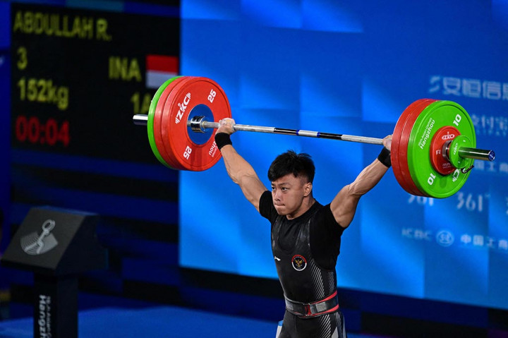 Rahmat sukses saat melakukan ketiga percobaan angkatan snatchnya, dengan catatan 152 kilogram, 156 kilogram, dan 158 kilogram. Ia baru mendapat giliran mengangkat clean and jerk di fase akhir, karena berat awal yang ditetapkannya jauh di atas sebagian besar pesaingnya.
