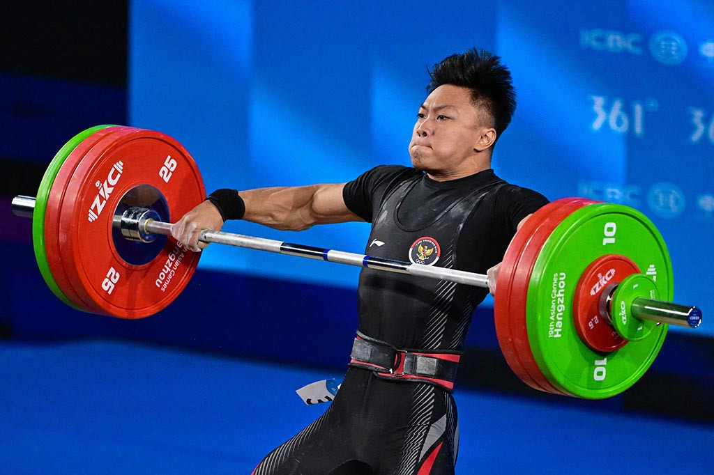 Lifter Indonesia Rahmat Erwin Abdullah memenangi medali emas angkat besi 73 kilogram putra Asian Games 2022, setelah mencatatkan total akumulasi angkatan 359 kilogram, Selasa, 3 Oktober 2023.