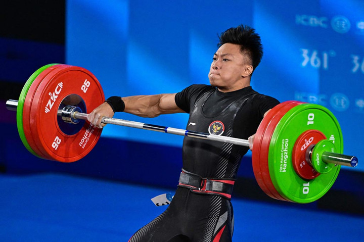 Lifter Indonesia Rahmat Erwin Abdullah memenangi medali emas angkat besi 73 kilogram putra Asian Games 2022, setelah mencatatkan total akumulasi angkatan 359 kilogram, Selasa, 3 Oktober 2023.
