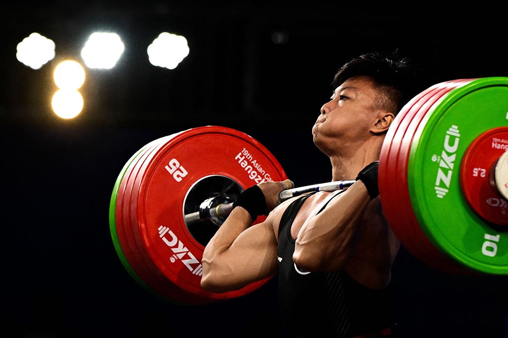 Pada pertandingan yang diselenggarakan di Xiaoshan Sports Centre Gymnasium, Hangzhou, Rahmat mencatatkan angkatan terbaik untuk snatch seberat 158 kilogram, dan angkatan terbaik clean and jerk seberat 201 kilogram.