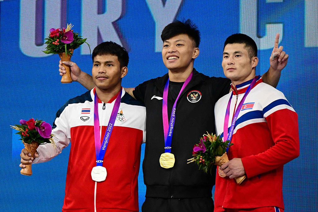 Sedangkan saat melakukan tiga percobaan clean and jerk, Rahmat mampu mengangkat beban seberat 192 kilogram, 196 kilogram pada angkatan kedua, dan 201 kilogram pada angkatan ketiga.