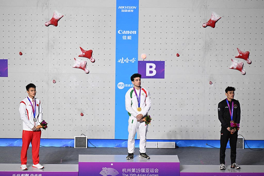 Selain itu, Veddriq Leonardo juga berhasil merebut medali perunggu panjat tebing speed putra Asian Games Hangzhou untuk Indonesia menyusul putaran final yang ketat dan penuh drama di Shaoxing Keqiao Yangshan Sport Climbing Centre.