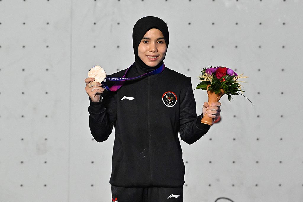 Sementara itu, Rajiah Sallsabillah mengamankan perunggu dengan 6,879 detik, mengalahkan wakil Tiongkok lainnya Niu Di yang gagal menyelesaikan lomba.