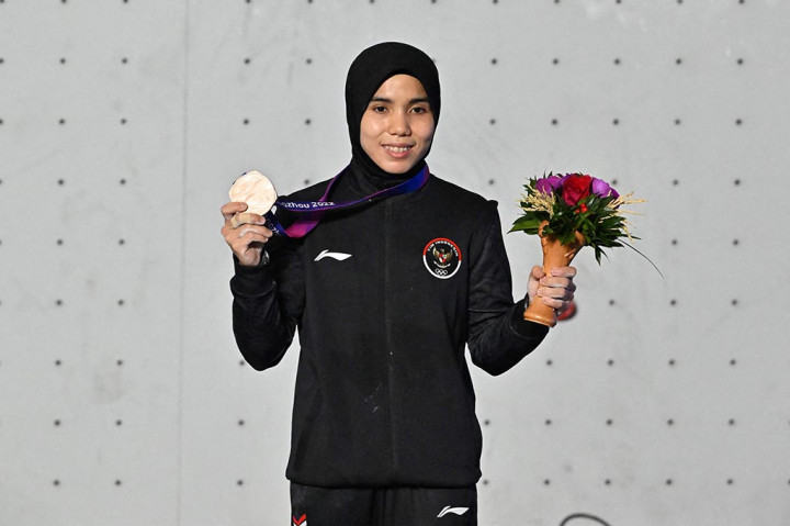 Sementara itu, Rajiah Sallsabillah mengamankan perunggu dengan 6,879 detik, mengalahkan wakil Tiongkok lainnya Niu Di yang gagal menyelesaikan lomba.