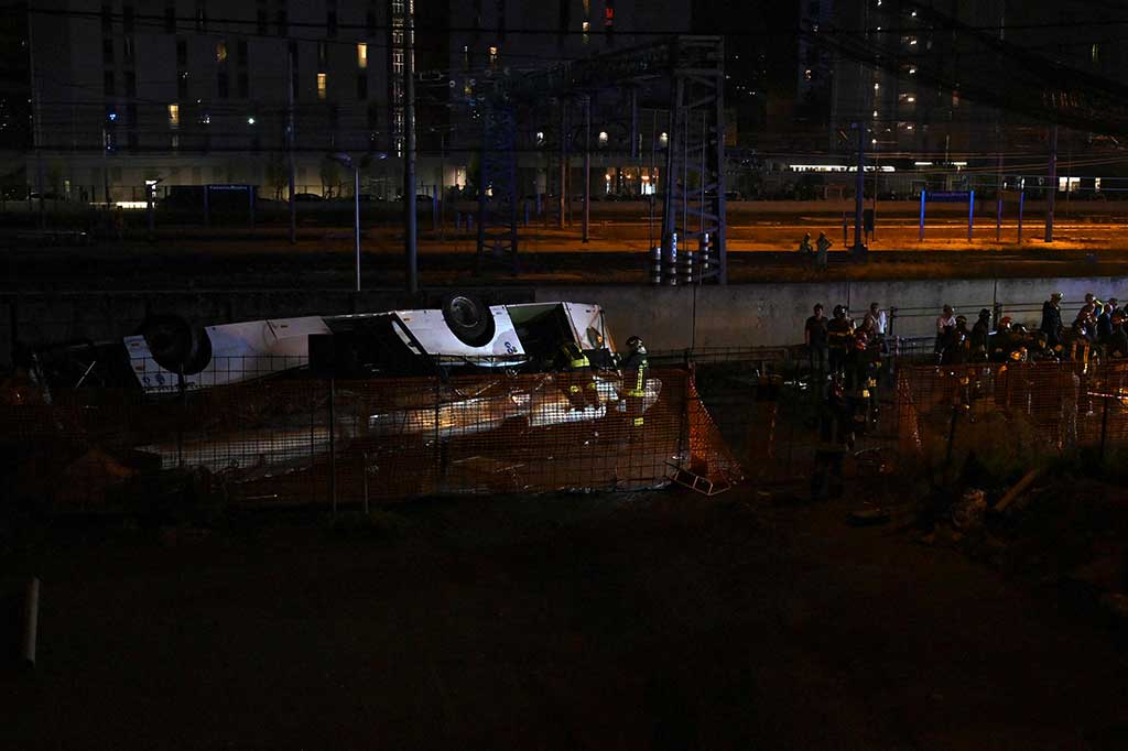 Setidaknya 21 orang, termasuk dua anak-anak dan turis asing, tewas dan beberapa lainnya terluka ketika sebuah bus yang menggunakan metana terjun dari jembatan di Venesia dan terbakar, Selasa, 3 Oktober 2023.