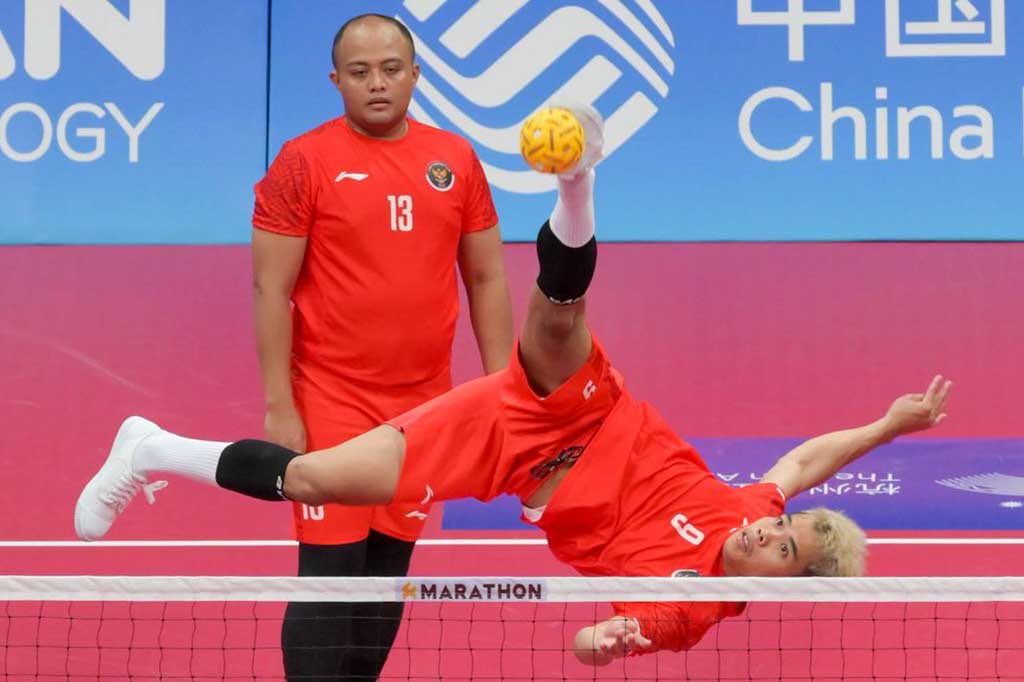 Permainan pada awal set pertama berlangsung ketat sampai empat poin pertama di kedudukan 2-2. Namun setelah itu perlahan-lahan tim Myanmar mulai memperbesar keunggulan.