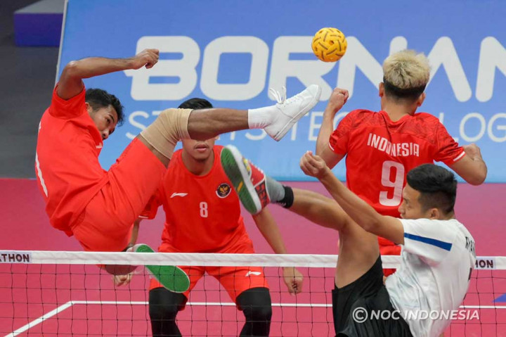 Beberapa kali Myanmar mampu unggul sebesar sepuluh poin, yakni pada 6-16, 7-17, 8-18, dan 10-20. Indonesia sempat berusaha menekan pada fase akhir set pertama, namun Myanmar mampu mengunci set itu dengan skor 21-13.