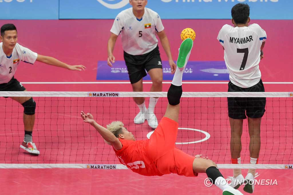 Myanmar kemudian menggebrak pada awal set kedua, dengan langsung mendulang empat poin. Tim Indonesia perlahan-lahan mencoba bangkit, meski Myanmar selalu mampu menjaga keunggulan minimal dua poin, sampai kedudukan 5-3 untuk mereka.