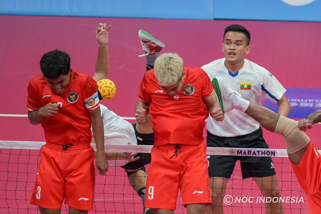 Menjelang set kedua usai, tim Indonesia mampu mengejar menjadi 20-20 melalui beberapa sepakan akrobatik Rusdi. Permainan kemudian berlangsung ketat sampai skor 21-21, 22-22, sebelum kemudian Myanmar mengunci keunggulan 24-22 dan memastikan kemenangan.