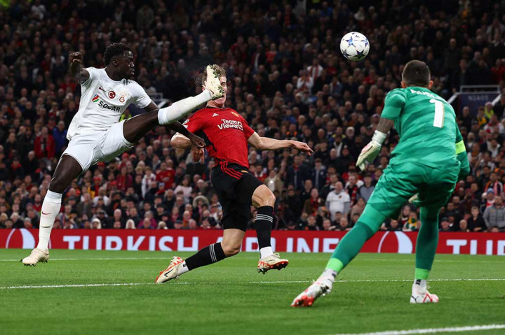 Bermain di hadapan publik sendiri, skuad asuhan Erik ten Hag langsung mengambil inisiatif menyerang terlebih dahulu dan sukses mencetak gol pada menit ke-17 lewat Rasmus Hojlund.