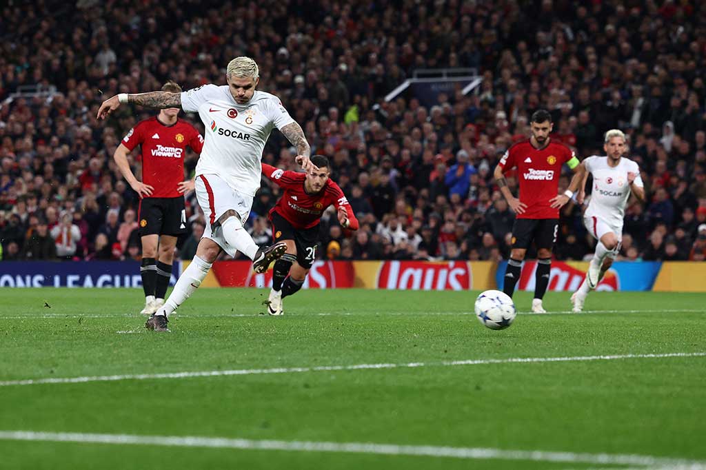 Mantan penyerang Inter Milan Mauro Icardi yang maju sebagai algojo gagal melaksanakan tugasnya setelah tendangannya melebar dan membuat publik Old Trafford lega.