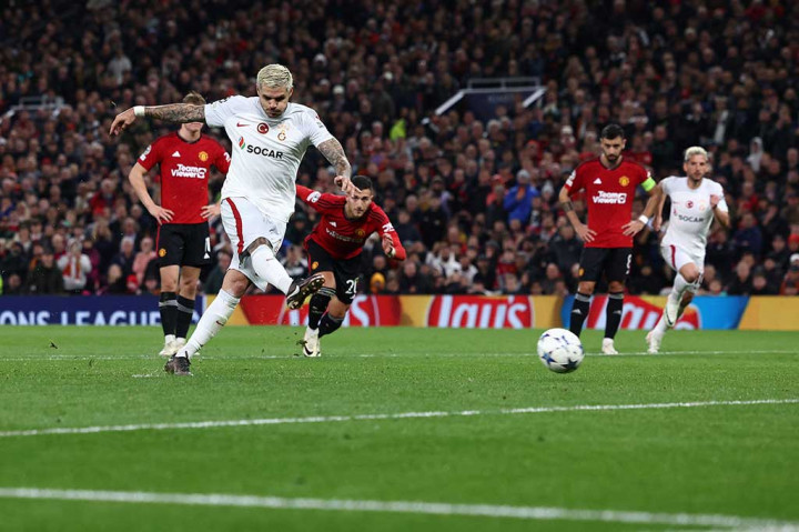 Mantan penyerang Inter Milan Mauro Icardi yang maju sebagai algojo gagal melaksanakan tugasnya setelah tendangannya melebar dan membuat publik Old Trafford lega.