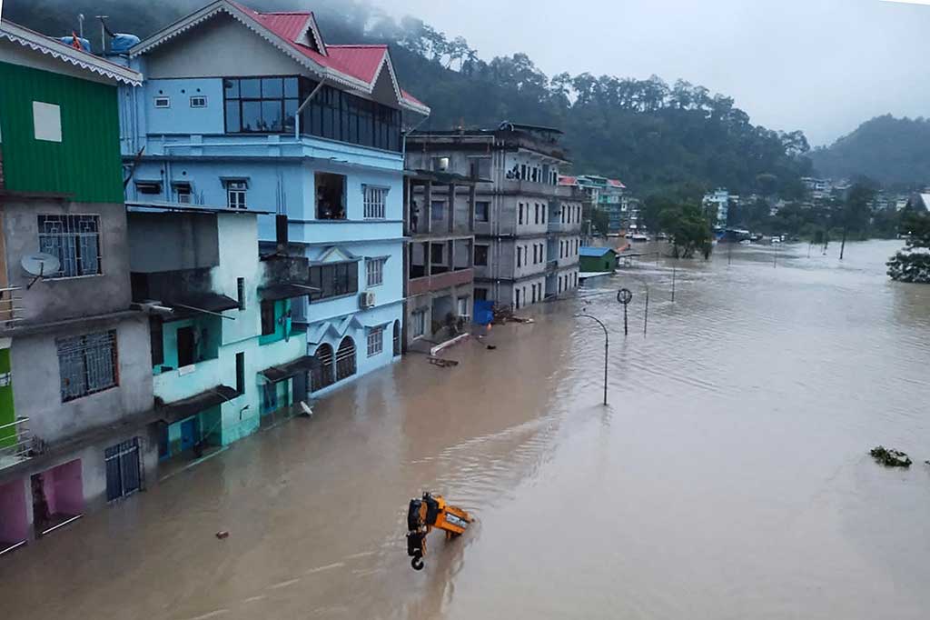 Jalanan di Lembah Lachen, di negara bagian Sikkim, India, terendam banjir menyusul banjir bandang yang disebabkan oleh hujan deras, Rabu, 4 Oktober 2023.