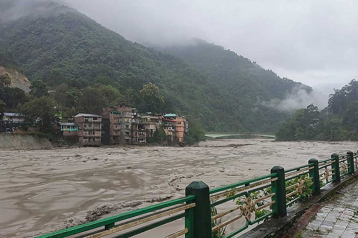 Sedikitnya 23 tentara India hilang setelah banjir bandang dahsyat yang disebabkan oleh hujan deras melanda sebuah lembah di negara bagian Sikkim yang bergunung-gunung di timur laut, Rabu, 4 Oktober 2023.