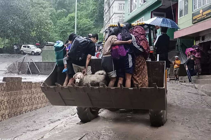 Daerah terpencil ini terletak dekat perbatasan India dengan Nepal, dan Danau Lhonak terletak di dasar gletser di puncak bersalju yang mengelilingi Kangchenjunga, gunung tertinggi ketiga di dunia.