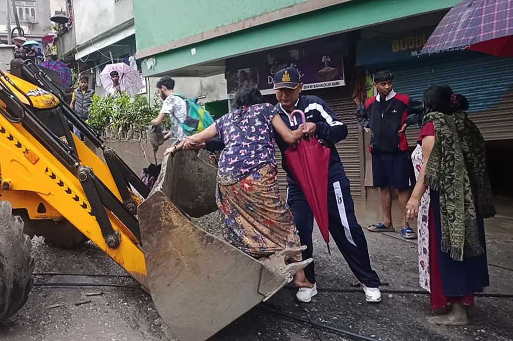 Tentara mengatakan air yang dilepaskan di hulu bendungan Chungthang berarti ketinggian sungai sudah lebih dari 4,5 meter (15 kaki) lebih tinggi dari biasanya.