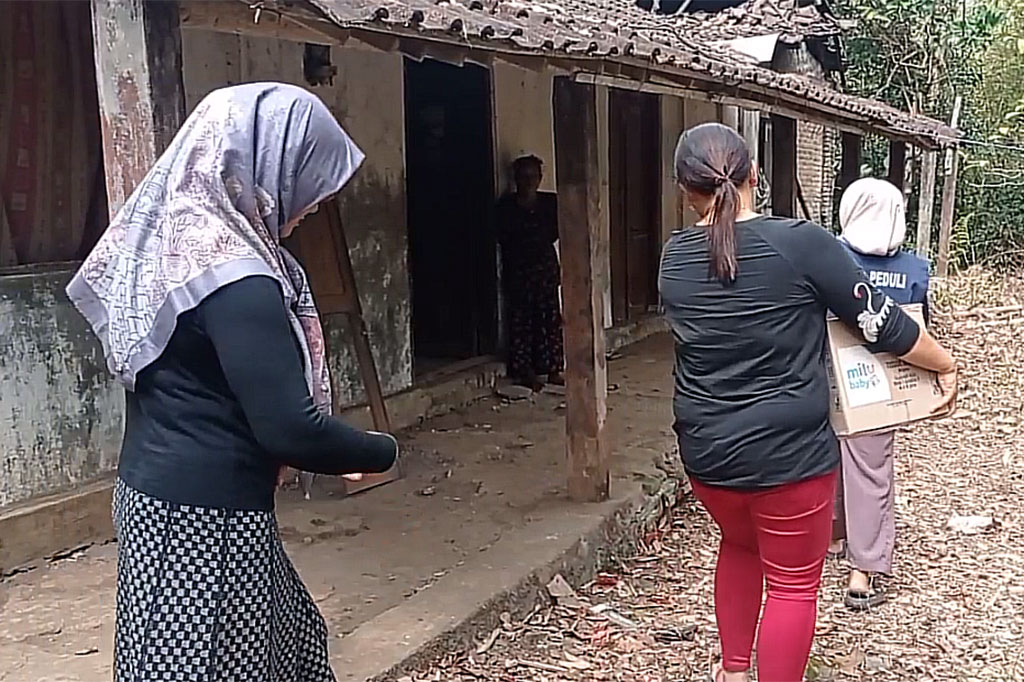 Pascaramai diberitakan terkait derita satu keluarga di Blitar, Jawa Timur, NasDem Peduli Blitar, mendatangi rumah Sasmiati, 58, warga Dusun Dawung, Desa Pagerwojo, Kecamatan Kesamben, yang rumahnya nyaris roboh dan tidak pernah mendapatkan bantuan dari pemerintah.