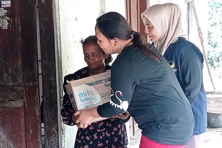 Sasmiati tinggal bersama tiga anaknya yang semuanya disabilitas. Sedangkan untuk kesehariannya, Sasmiati hanya bergantung kepada uluran tangan tetangga sekitar. Jika tidak ada yang memberikan makan, Sasmiati dan anaknya memilih berpuasa.