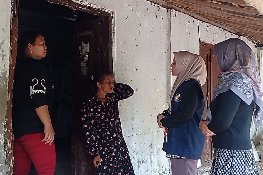 Perwakilan NasDem Peduli Blitar, Dewi Kusumawati, saat memberikan bantuan, menyatakan sangat tidak menyangka dan prihatin, melihat Sasmiati dan ketiga anaknya tinggal di rumah yang tidak layak.