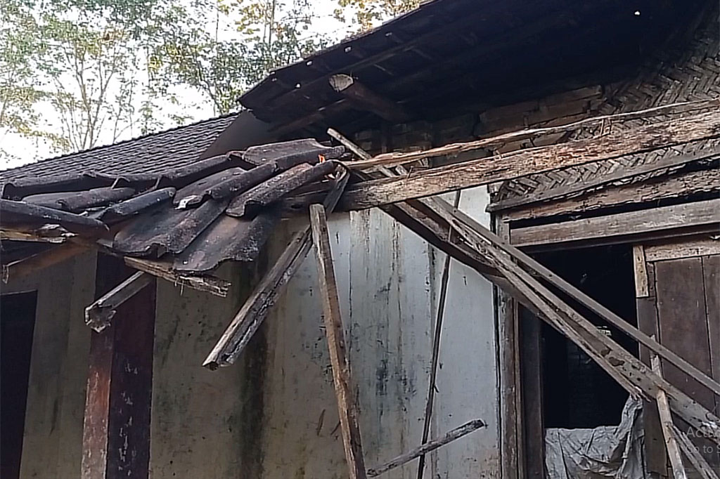 NasDem Peduli Blitar berharap, keluarga Sasmiati segera mendapatkan bantuan dari pemerintah setempat, dan meminta warga sekitar untuk terus peduli dengan kondisi tetangganya tersebut.