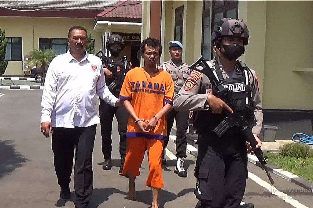 Seorang pria di Kabupaten Magetan, Jawa Timur yang menganiaya anaknya hingga gagar otak, diringkus petugas Satreskrim Polres Magetan. Di hadapan petugas, pelaku mengaku menganiaya anaknya yang masih berusia 9 tahun dengan cara dipukul dan ditendang.