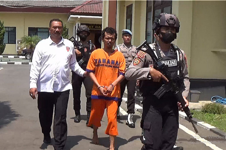 Seorang pria di Kabupaten Magetan, Jawa Timur yang menganiaya anaknya hingga gagar otak, diringkus petugas Satreskrim Polres Magetan. Di hadapan petugas, pelaku mengaku menganiaya anaknya yang masih berusia 9 tahun dengan cara dipukul dan ditendang.