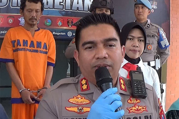 Sementara menurut Kapolres Magetan, AKBP Muhammad Ridwan, setelah mendapat laporan dari anggota dewan terkait penganiayaan anak tersebut, pihaknya langsung mendatangi RS dan membezuk korban, dan meminta ketarangan kepada nenek dan keluarga korban.  