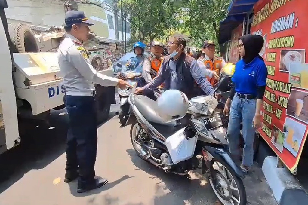 Sejumlah kendaraan bermotor yang parkir liar di Jalan Sunter Karya, Sunter Agung, Jakarta Utara, terpaksa diangkut petugas sudin perhubungan Jakarta Utara, Rabu, 4 Oktober 2023