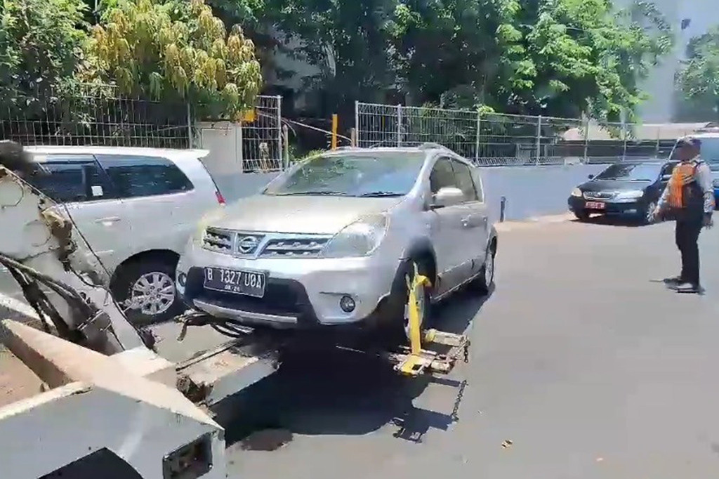 Sedikitnya 25 kendaraan yang sedang terparkir di pinggir jalan, terjaring Razia. 18 diantaranya merupakan kendaraan roda dua yang terpaksa diangkut menggunakan truk operasional milik Dishub, sementara ada tujuh kendaraan roda empat yang diderek.