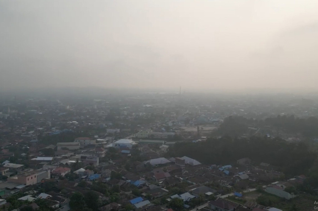Terpantau dari atas udara, Kota Tanjung Redeb, Kabupeten Berau, Kalimantan Timur diselimuti kabut asap pekat, Rabu, 4 Oktober 2023. Kabut asap ini diduga bersumber dari kebakaran hutan dan lahan yang terjadi di wilayah Kalimantan.