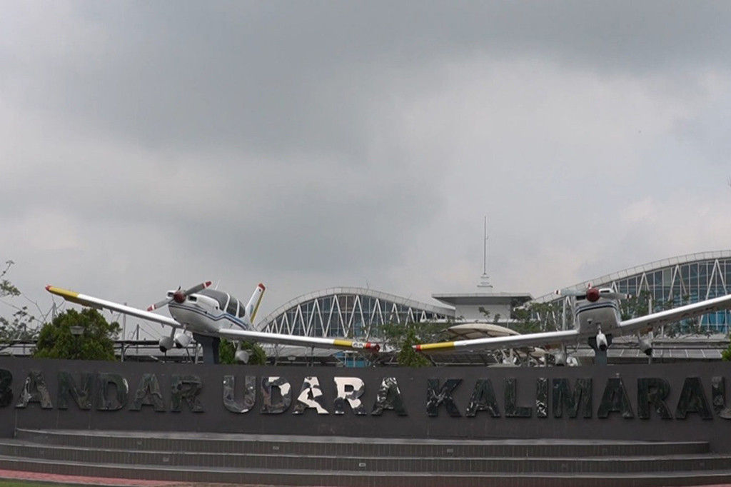 Kabut asap ini juga mulai membuat warga resah. Sebab, mereka kini mulai merasakan dampak dari paparan kabut asap, seperti batuk-batuk, sesak nafas, sakit tenggorokan hingga merasakan perih pada mata. Untuk tetap melakukan aktivitas normal, sebagian warga mulai menggunakan masker untuk mengurangi paparan kabut asap.