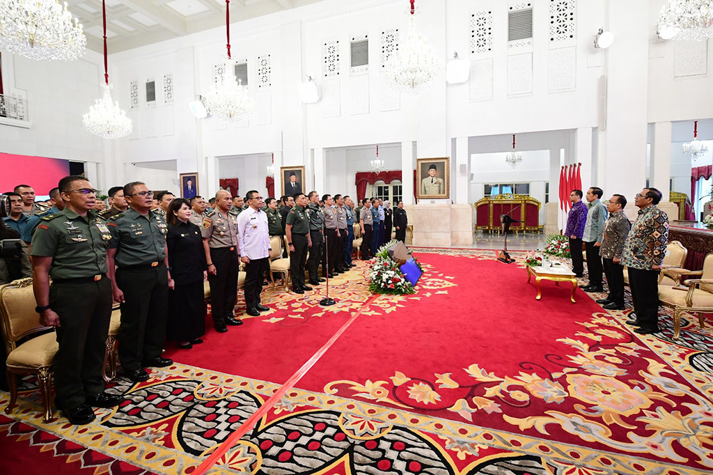 “Kita harus menjadi pemain, ini menyiapkan pemain-pemain ini yang memerlukan kerja keras karena waktunya kita dibatasi oleh limit waktu. Teman-teman saya menyampaikan waktunya hanya dua tahun dari tahun kemarin, pertengahan tahun kemarin, hanya dua tahun, bagaimana kita bisa menyiapkan talenta-talenta digital kita, ini bukan barang yang mudah,” tuturnya.