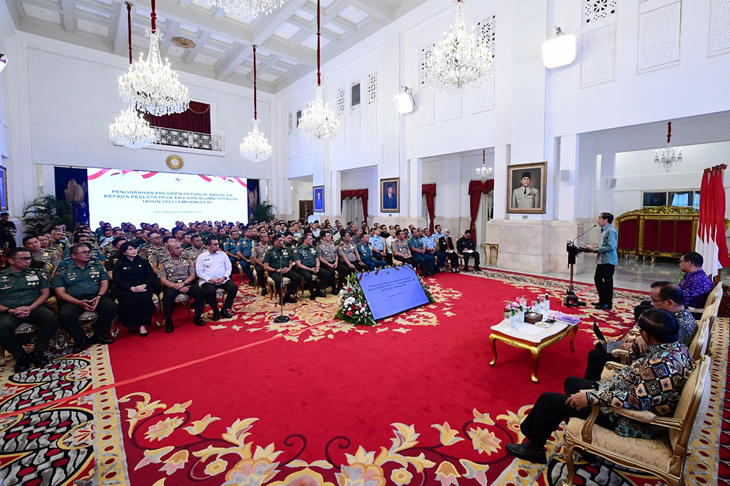 Selanjutnya, Kepala Negara menekankan bahwa Indonesia tidak boleh hanya menjadi konsumen, tetapi harus menjadi produsen. Presiden mengungkap bahwa sebanyak 123 juta masyarakat menjadi konsumen di pasar digital, namun 90 persen barang yang dibeli merupakan barang impor.