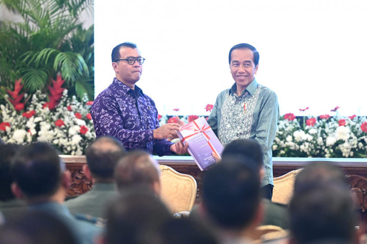 “Kita harus melindungi kedaulatan digital kita dan betul-betul kita pertahankan yang namanya kandungan lokal, barang lokal, kalau enggak bisa 100 persen barang, ya paling tidak 90 persen, 80 persen kandungan lokalnya. Jaga betul yang namanya aset digital kita, jaga betul, data, informasi, akses pasar, semuanya nanti bisa menyangkut politik,” ucap Presiden.