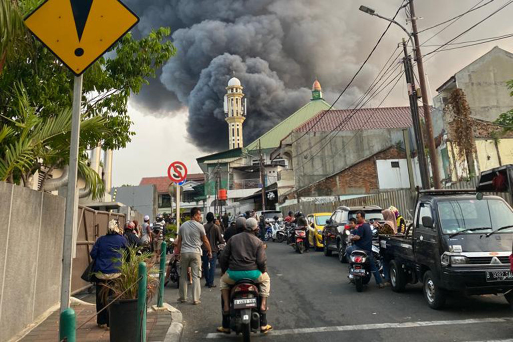 Sejumlah bangunan semi permanen ludes terbakar di Jalan Jatayu, Gandaria, tepatnya di depan RSUD Kebayoran Lama, Jakarta Selatan, Rabu, 4 Oktober 2023.