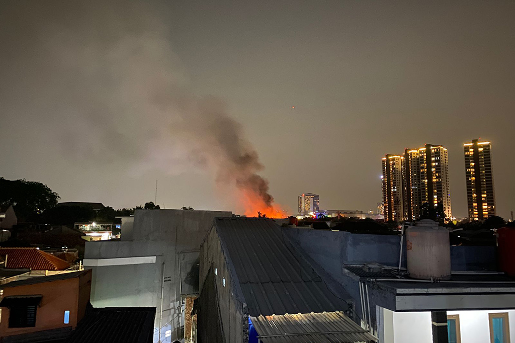 Penyebab kebakaran belum diketahui, hingga saat ini proses pemadaman masih terus dilakukan.
