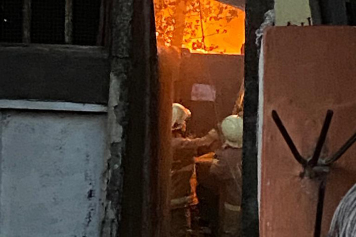 Sebanyak 21 unit kendaraan Damkar dikerahkan ke lokasi untuk melakukan pemadaman.
