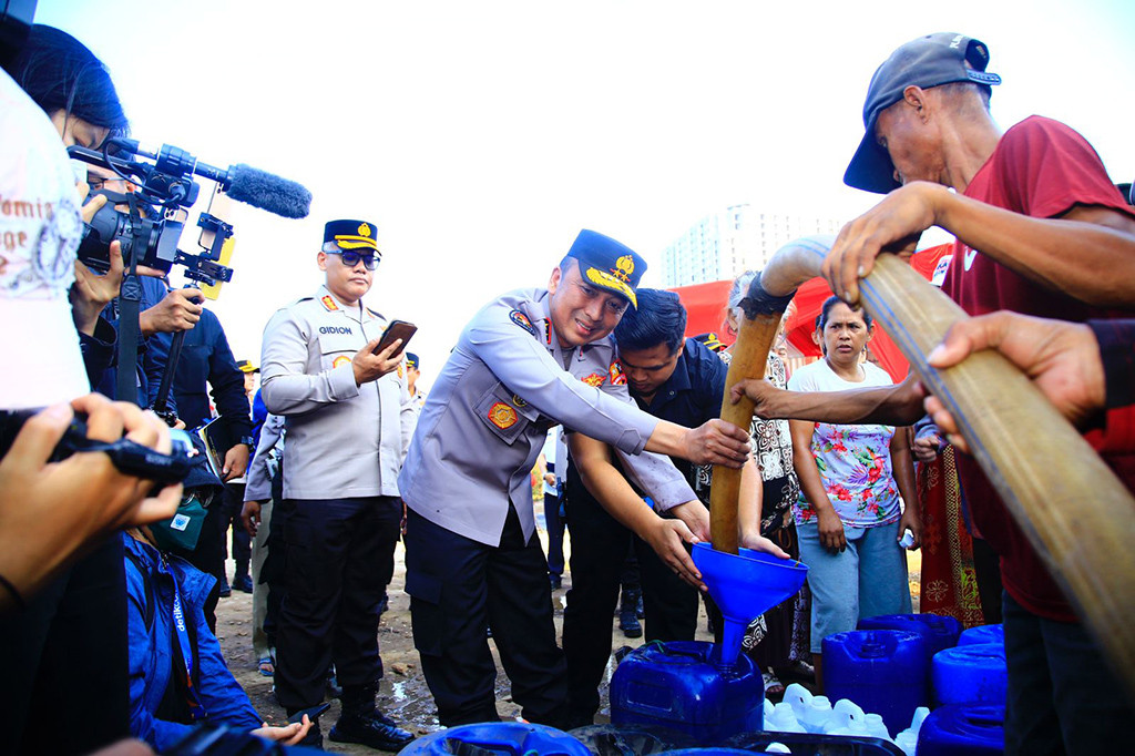 Menurut Sandi, kondisi kemarau karena adanya El Nino yang panjang menyebabkan terjadinya kekeringan di sejumlah wilayah. Masyarakat yang terdampak kekeringan kesulitan mengakses air bersih untuk keperluan sehari-hari. Maka itu, Divisi Humas Polri dalam rangka merayakan HUT ke-72 menaruh perhatian pada kegiatan bakti sosial dan bakti kemanusiaan.