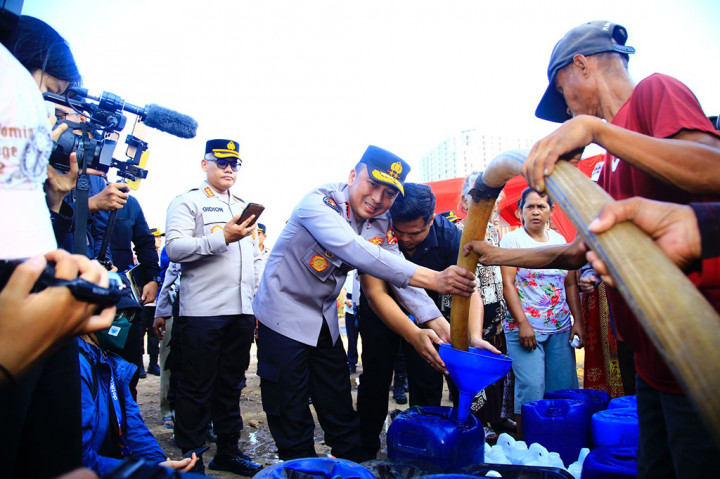 Menurut Sandi, kondisi kemarau karena adanya El Nino yang panjang menyebabkan terjadinya kekeringan di sejumlah wilayah. Masyarakat yang terdampak kekeringan kesulitan mengakses air bersih untuk keperluan sehari-hari. Maka itu, Divisi Humas Polri dalam rangka merayakan HUT ke-72 menaruh perhatian pada kegiatan bakti sosial dan bakti kemanusiaan.